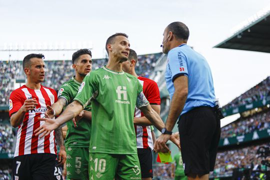 Speler Real Betis krijgt flinke schorsing na kritiek op scheids Mateu Lahoz