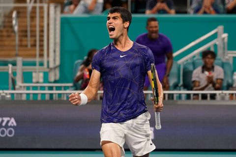 🎥 | Spaanse tennistiener Carlos Alcaraz blijft imponeren en bereikt finale masterstoernooi Miami