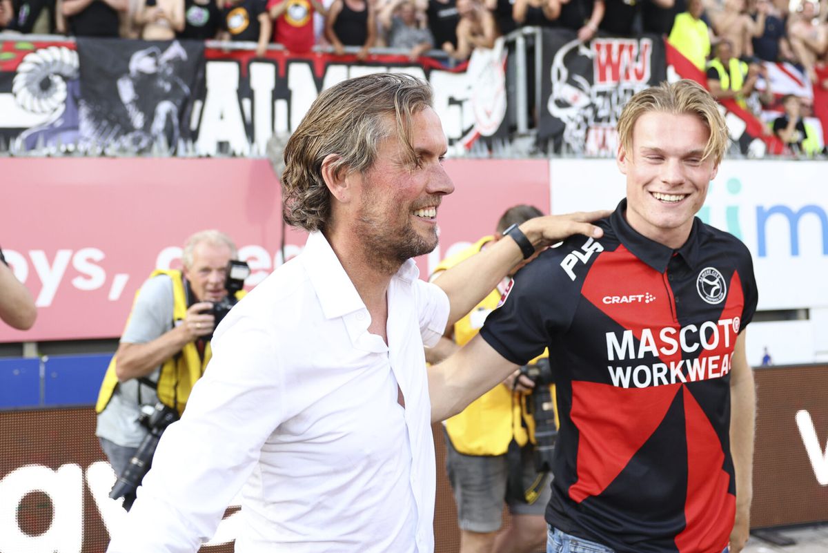 Almere City-trainer Alex Pastoor geniet na promotie: 'Dan praat ik over ontwikkeling, cultuur en mentaliteit van spelers'