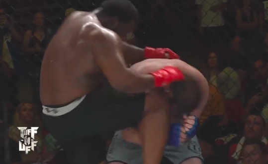 🎥 | Harder worden ze niet: Kelvin Tiller krijgt opponent KO na dit brute knietje