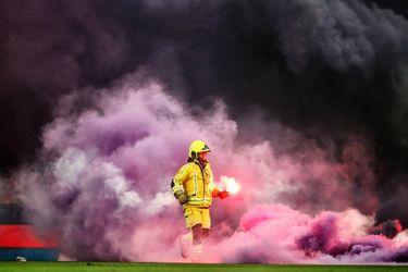 Gekkenhuis in België! Anderlecht-fans smijten vuurwerk op het veld, duel gestaakt (video)