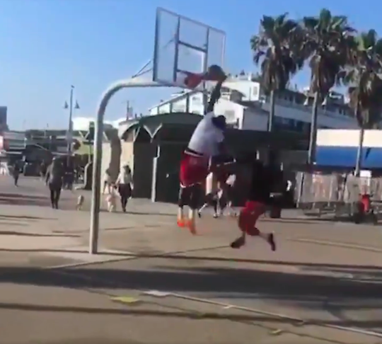 WOW! Romelu Lukaku showt basketbal-skills op Amerikaans strand (video)