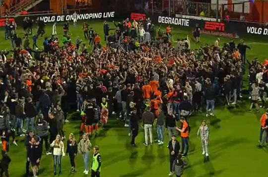 🎥 | Volendam-fans sluiten seizoen af met pitch invasion