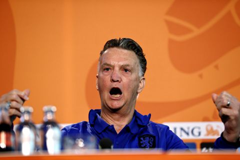 🎥​ | HIEP HIEP! Louis van Gaal feliciteert journalist, maar hoort geen HOERA