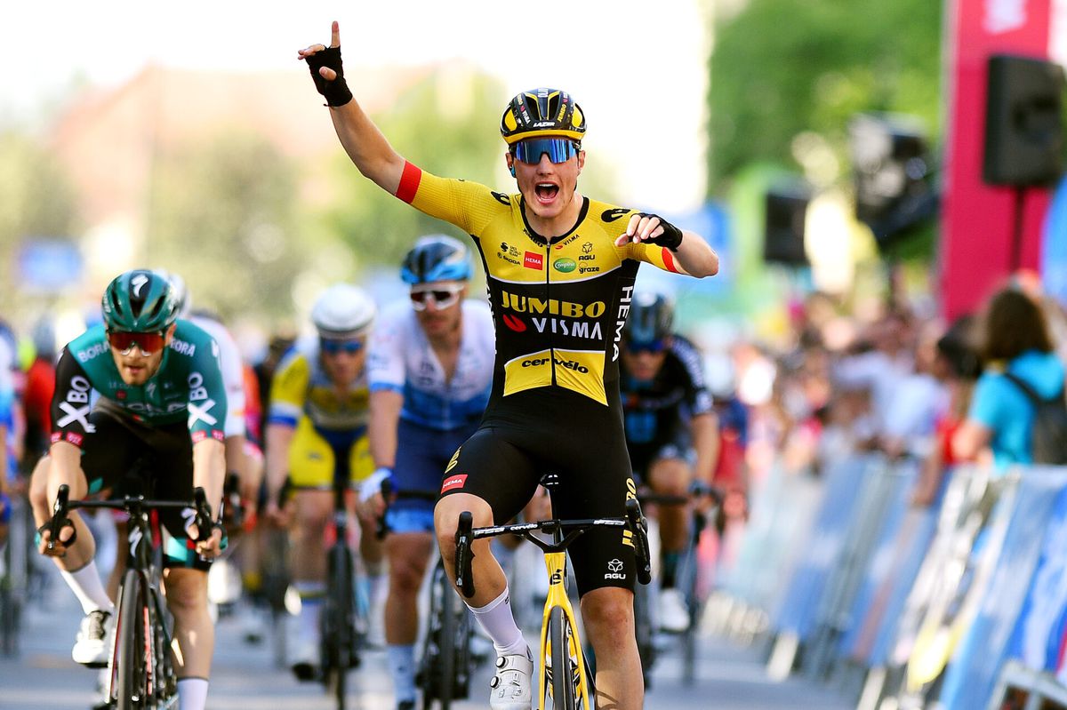 Nederlander Olav Kooij sprint naar winst in 1e etappe Ronde van Hongarije