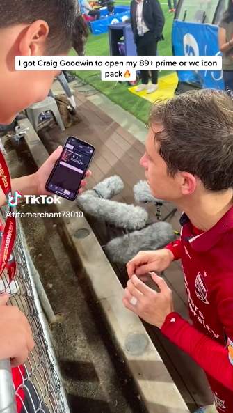 🎥 | Oud-Spartaan Craig Goodwin helpt jonge fan bij openen FUT-pakketje