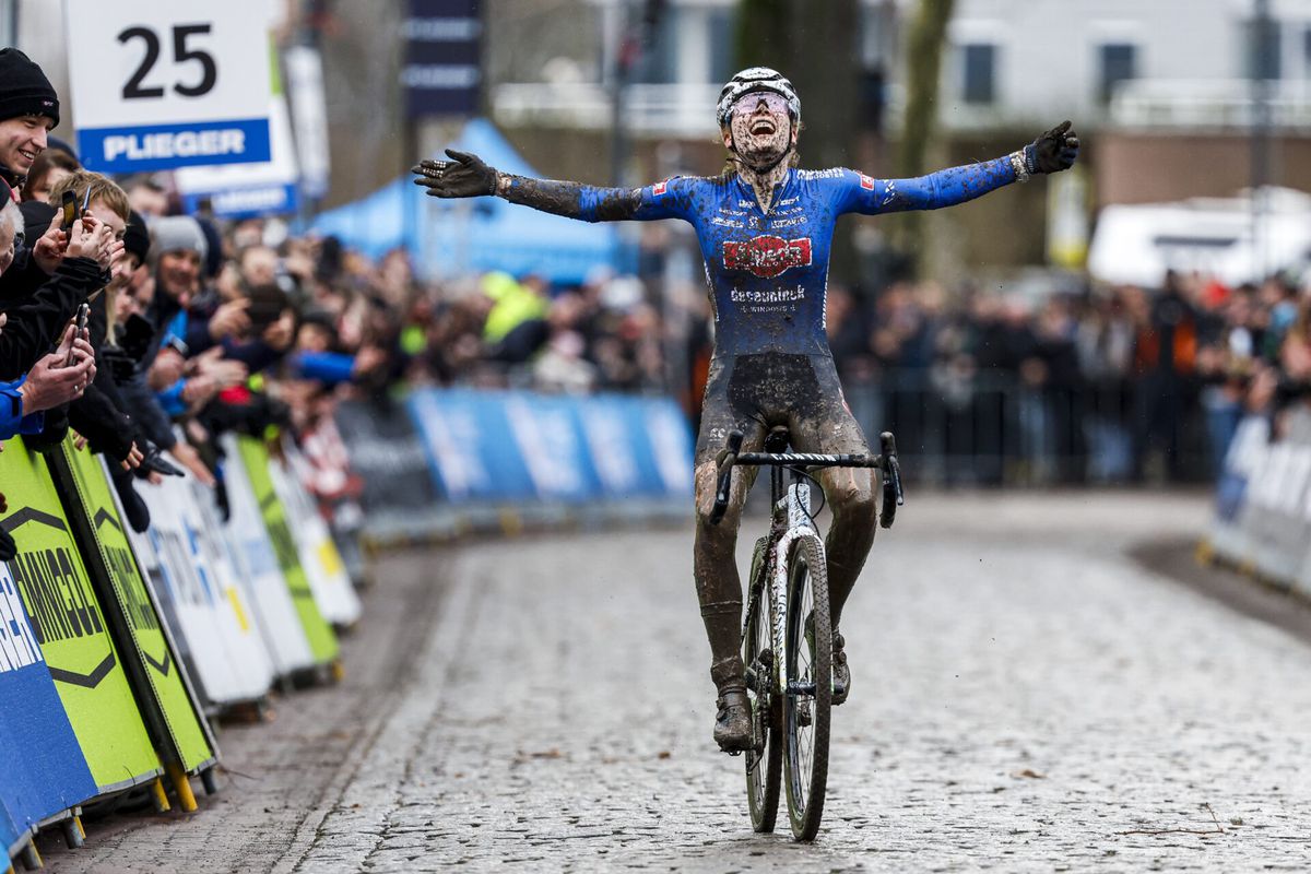 Indrukwekkend! Puck Pieterse pakt bij 1e deelname direct Nederlandse titel veldrijden