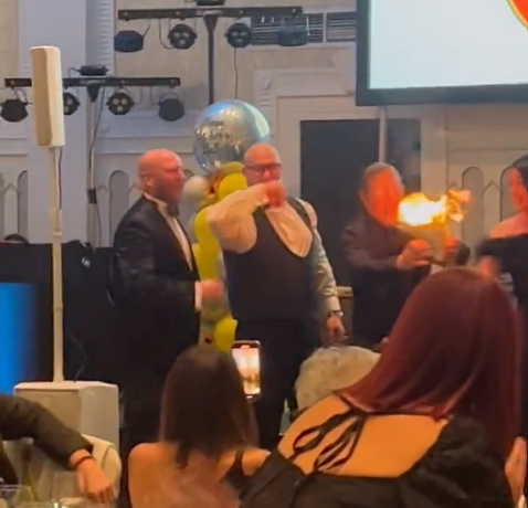 🎥🔥 | Leeds-fan wint ManUnited-tickets op veiling, maar zet ze direct in de fik