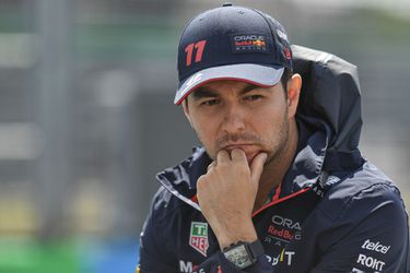 📸 | Bel Nyck de Vries maar weer op: Sergio Pérez ramt heel z'n Red Bull naar de gallemiezen
