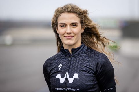 Isabelle van Elst wordt door schaatsbondscoach Coopmans uit teamsprint geknikkerd: 'Hij maakt de schaatswereld kapot'