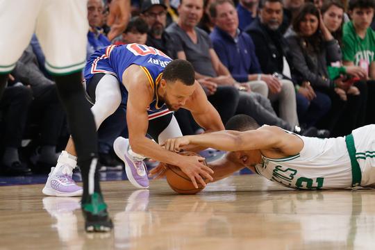 Stephen Curry verrekt enkelbanden, maar blijft hoop houden op play-offs NBA