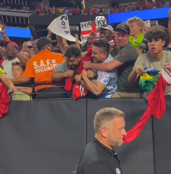 🎥👕 | Trekken! Fans Manchester United vechten om shirtje Marcus Rashford