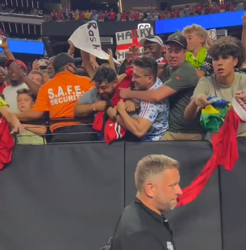 🎥👕 | Trekken! Fans Manchester United vechten om shirtje Marcus Rashford