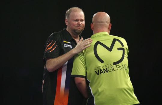 Van Gerwen overleeft grote achterstand tegen Van Barneveld