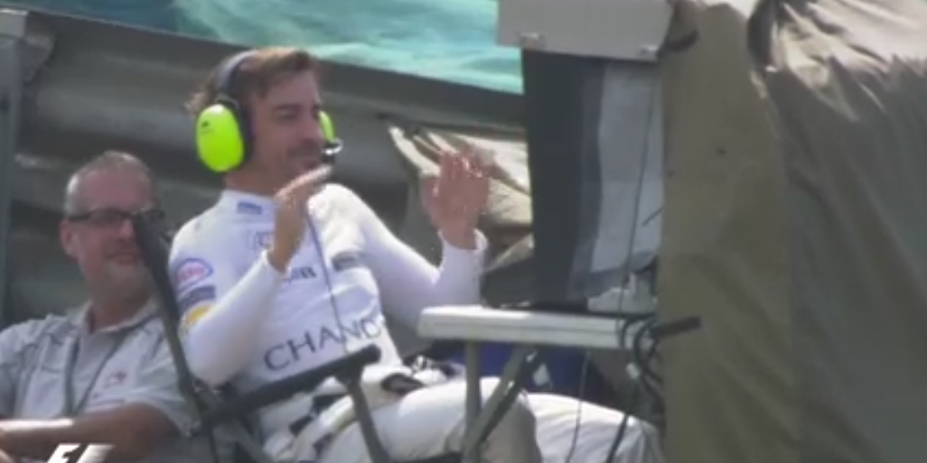 Video: 'cameraman' Fernando Alonso bakt er helemaal niks van