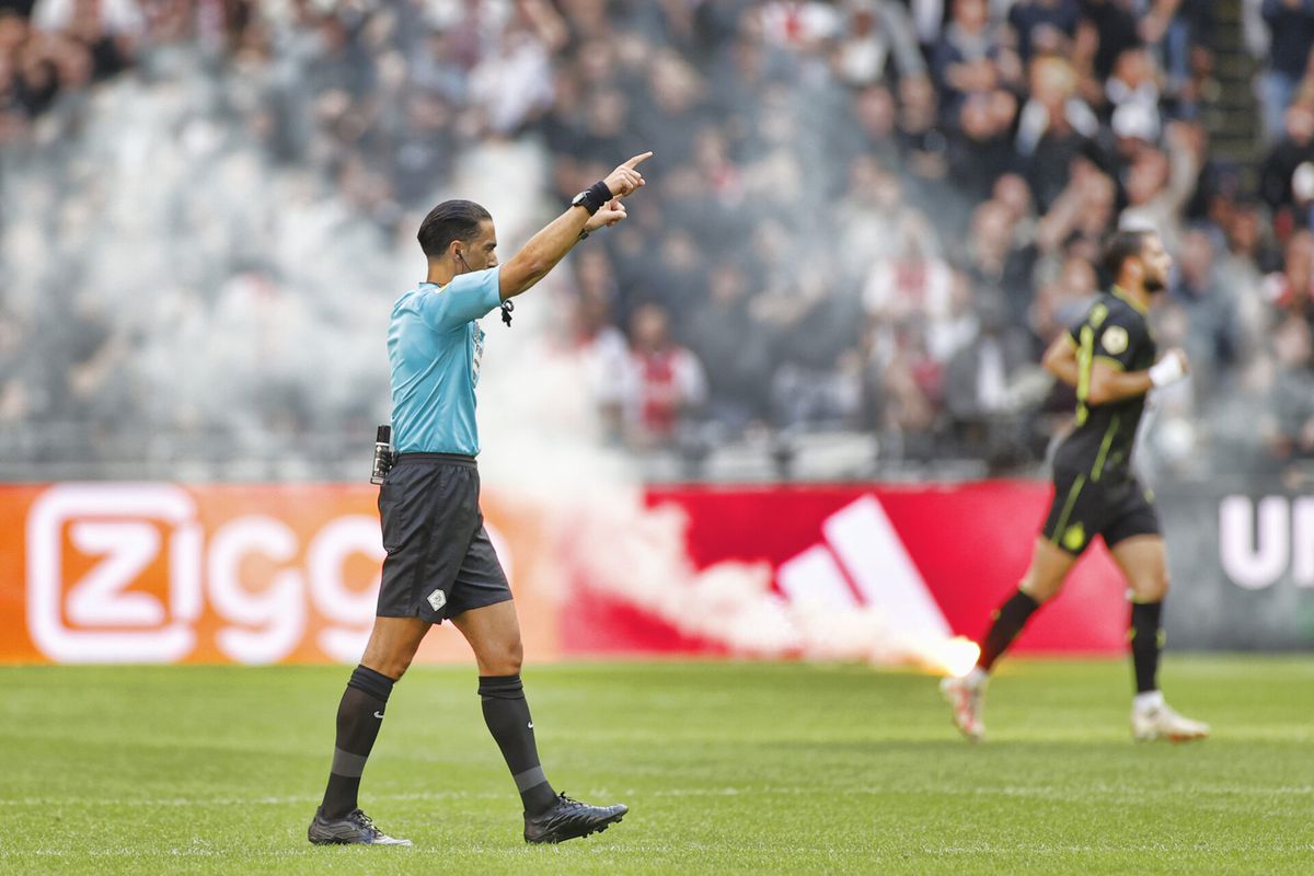 📸 | Whatsapp-gesprekken Ajax-hooligans lekken uit: '2 minuten spelen, dan rest van vuurwerk'