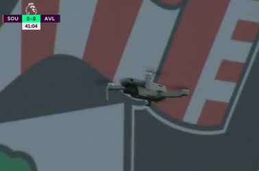 🎥 | Spelers Southampton en Aston Villa stappen veld af na overvliegende drone