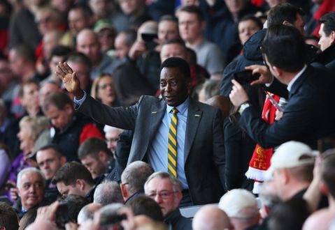 Europese topcompetities eren overleden Pelé met rouwbanden en minuut stilte of applaus