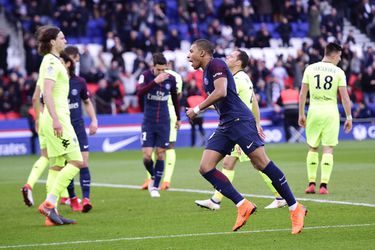 PSG krijgt vroege rode kaart, maar wint wel dankzij 2 Mbappé-goals van Angers (video's)