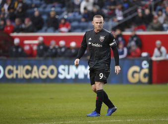 Waanzinnige volley uit door Rooney genomen corner vliegt heerlijk binnen (video)