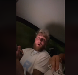🎥 | Paniek in de auto van Jutta Leerdam en Jake Paul: 'Je hebt ons bijna vermoord!'