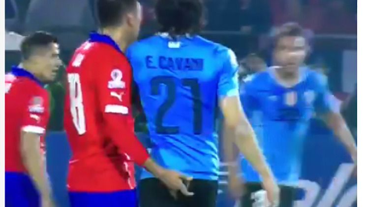 Cavani krijgt vinger in achterwerk én tweede geel (video)