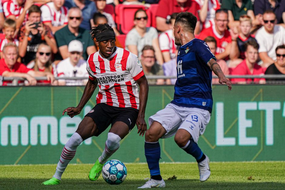 Zuur bericht voor PSV! Noni Madueke moet geblesseerd toekijken