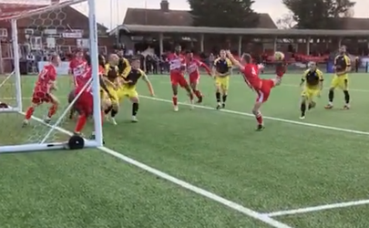 🎥 | Bekijk deze zieke 'scorpion kick' bij de Engelse amateurs