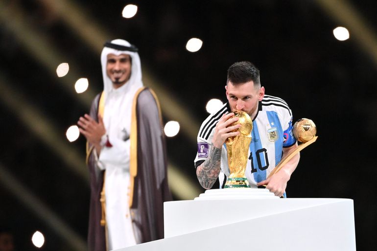 📸 | Lionel Messi trakteert WK-winnaars op peperdure gepersonaliseerde iPhone 14's