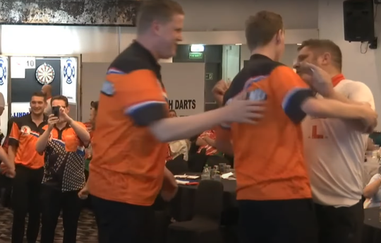 🎥​ | Darter James Hurrell geeft Danny van Trijp een douw op het podium