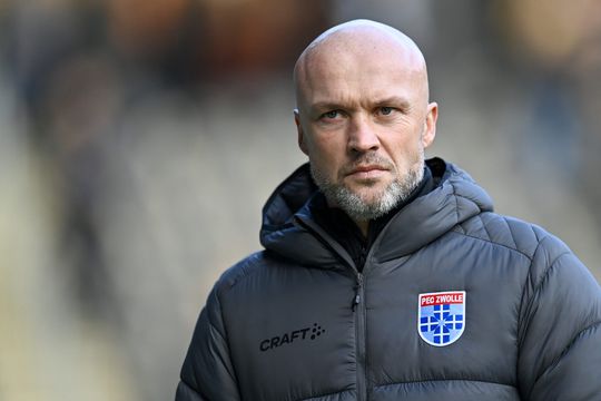 🎥 | PEC Zwolle-trainer Schreuder laat speler om bizarre reden niet invallen