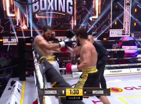 🎥 | Letterlijke 'Boxing Day' bij Russisch event: blote vuisten-bokser krijgt dik slaag