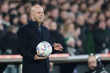 Arne Slot viert overwinning van Feyenoord met een wijntje: 'Hard voor moeten werken'