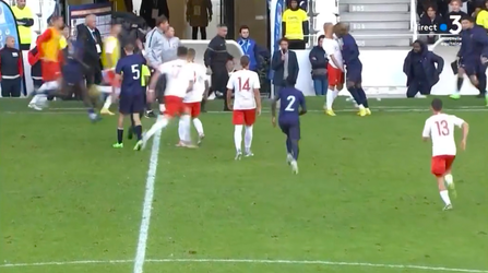 🎥 | Jeugdduel tussen Frankrijk en Polen loopt uit de hand: 4 keer rood en een (k)opstoot