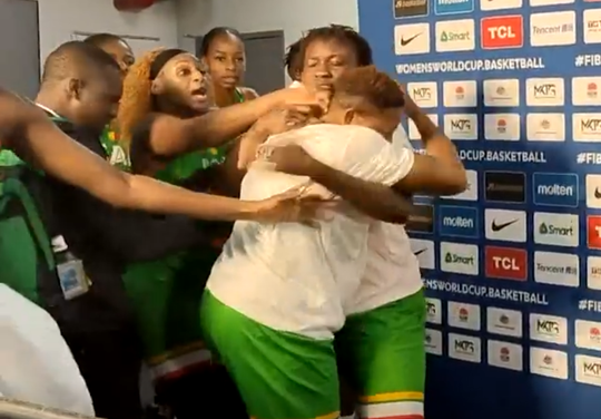 🎥​ | Malinese basketbalsters gaan op de vuist met elkaar na verloren WK-pot