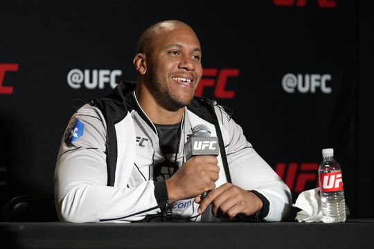 Huis van UFC-zwaargewicht wordt beroofd van 150k aan juwelen terwijl hij zelf in gevecht is
