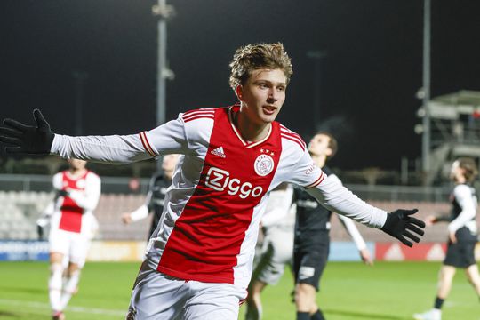 🎥 | Lekker Jong Ajax-debuut: Mika Godts (17) scoort na dribbel vanaf eigen helft