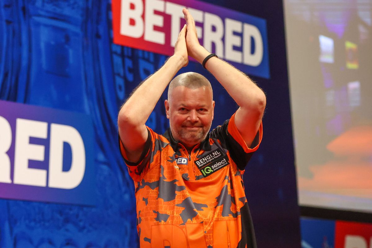 Hierom gaat het huwelijk van darter Raymond van Barneveld op 18 september NIET door