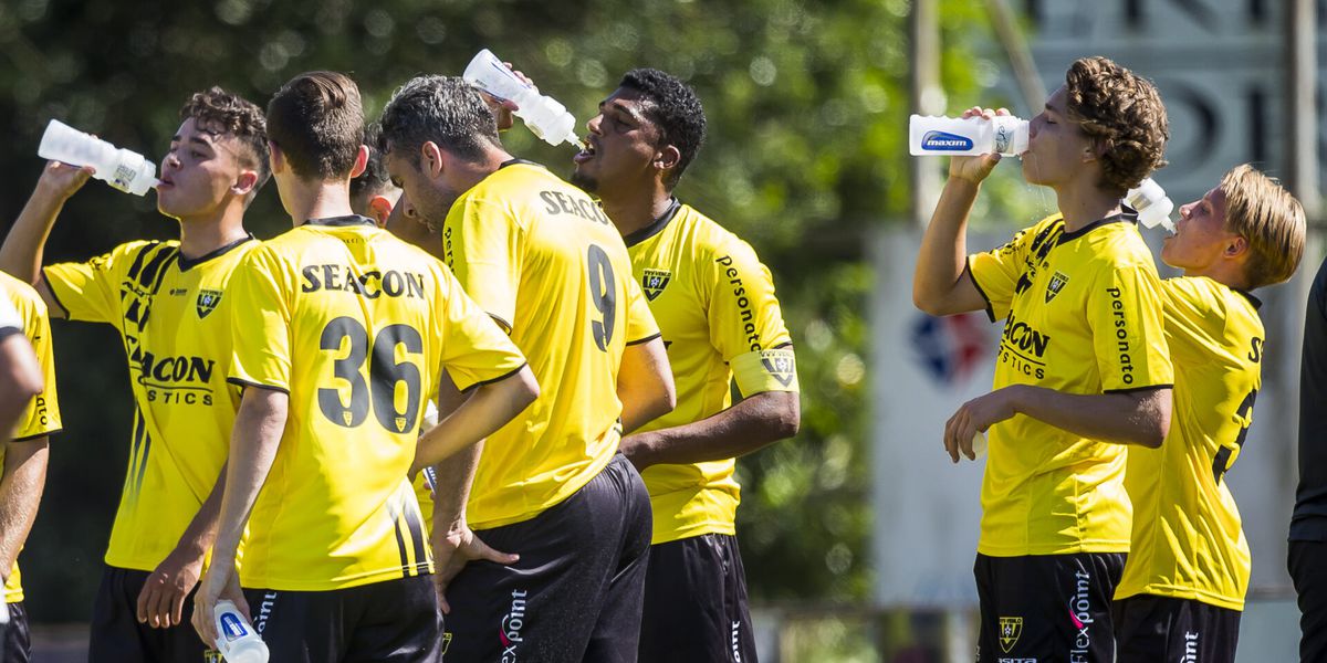 KNVB neemt maatregelen tegen tropische temperaturen: drinkpauzes in betaald voetbal