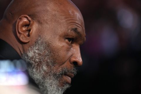 'Iron' Mike Tyson reageert eindelijk op vliegtuig-rel: 'Hij was me aan het f*cken'