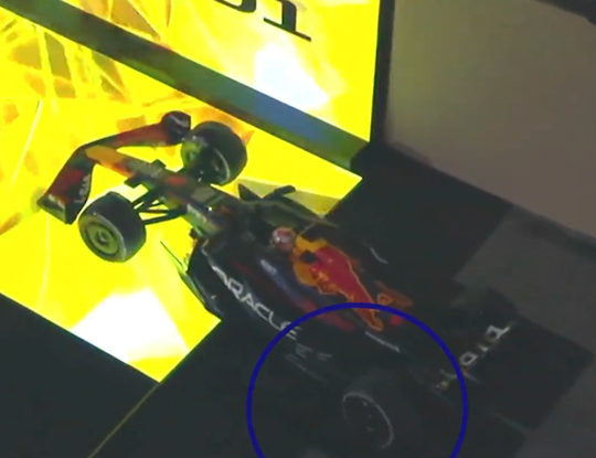 🎥 | Wow! Verstappen knalt steiger tegen auto Pérez als hij podium in Bahrein oprijdt