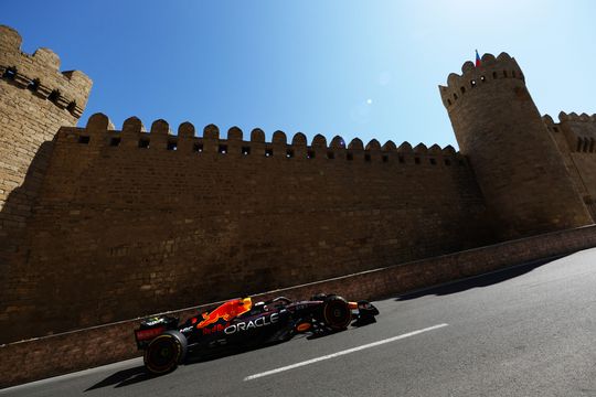 Sergio Pérez troeft Max Verstappen weer af bij 1e vrije training in Baku