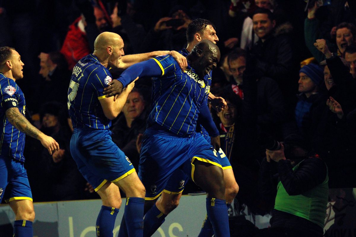 Haha! Adebayo 'the beast' Akinfenwa met zoon naar sportschool