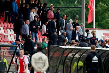 Ronald de Boer pisnijdig op fans na gestaakt duel Ajax o19: "Imbecielen"