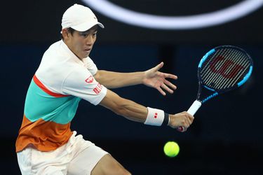 Nishikori geeft op en ziet Djokovic naar de halve finale gaan