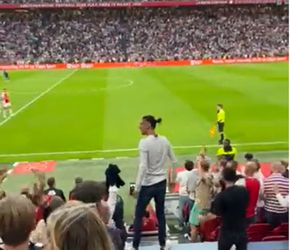 🎥 | Wat een passie! Broer van Jakov Medic gaat compleet uit zijn dak na wereldgoal