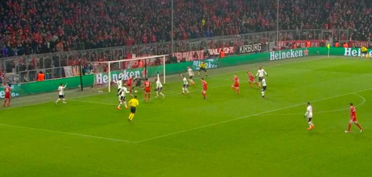 Meesterlijke Müller helpt Bayern met rake panna-goal op weg tegen Besiktas  (video)