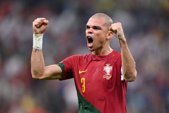 🎥 | Pepe is recordhouder! Ouwe rot zet Portugal met 1 been in kwartfinale