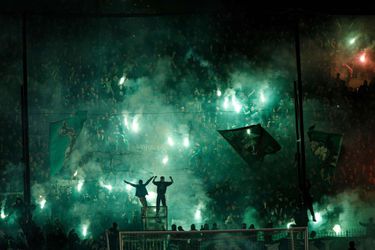 Panathinaikos zakt op ranglijst door wangedrag fans (video)