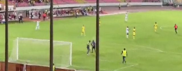 🎥 | Man krijgt kortsluiting in het koppie bij wedstrijd in Afrikaanse Champions League en valt keeper aan